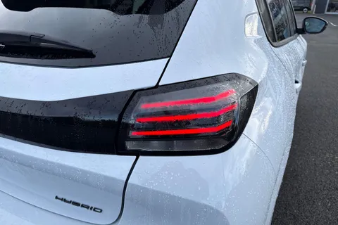  PEUGEOT 208 1.2 HYBRID Allure e-DSC6 Euro 6 (s/s) 5dr Thumbnail #7