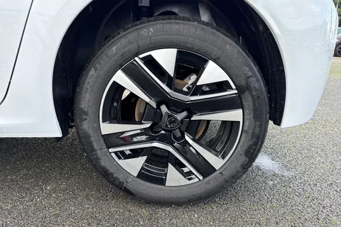  PEUGEOT 208 1.2 HYBRID Allure e-DSC6 Euro 6 (s/s) 5dr Thumbnail #11