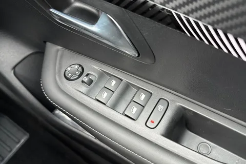  PEUGEOT 208 1.2 HYBRID Allure e-DSC6 Euro 6 (s/s) 5dr Thumbnail #42