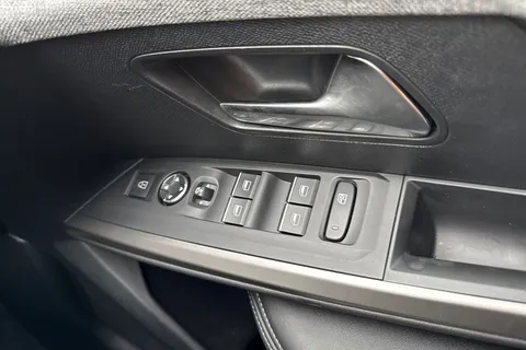 DE25WSX PEUGEOT 3008 1.2 HYBRID GT e-DSC6 Euro 6 (s/s) 5dr Thumbnail #38