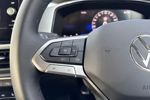 42 of 57 for Volkswagen T-Roc 1.0 TSI Match Euro 6 (s/s) 5dr