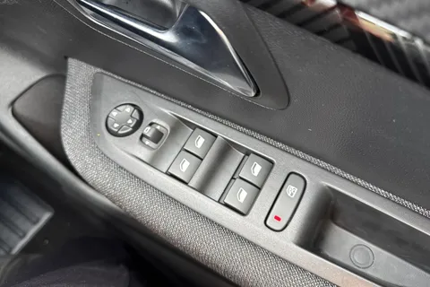  PEUGEOT 208 1.2 PureTech Style Euro 6 (s/s) 5dr Thumbnail #42