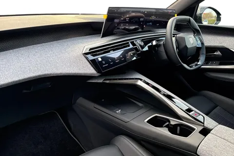  PEUGEOT E-3008 97kWh GT Auto 5dr Long Range Thumbnail #14
