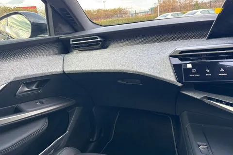  PEUGEOT E-3008 97kWh GT Auto 5dr Long Range Thumbnail #19