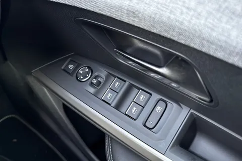  PEUGEOT E-3008 97kWh GT Auto 5dr Long Range Thumbnail #42