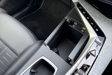  PEUGEOT E-3008 97kWh GT Auto 5dr Long Range Thumbnail #58