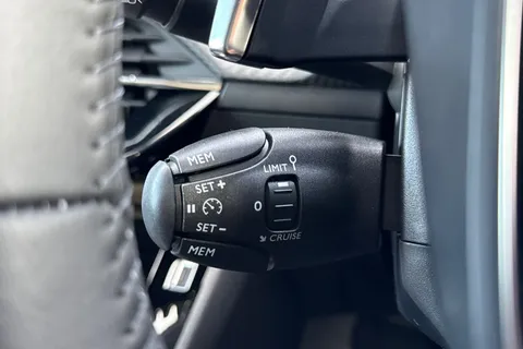  PEUGEOT 208 1.2 HYBRID Allure e-DSC6 Euro 6 (s/s) 5dr Thumbnail #38