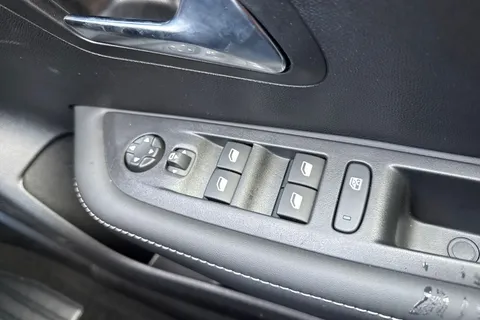  PEUGEOT 208 1.2 HYBRID Allure e-DSC6 Euro 6 (s/s) 5dr Thumbnail #39