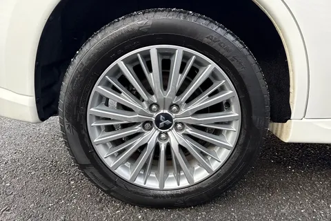 AJ19DRO Mitsubishi Outlander 2.4h TwinMotor 13.8kWh 4hs CVT 4WD Euro 6 (s/s) 5dr Thumbnail #11