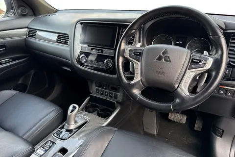 AJ19DRO Mitsubishi Outlander 2.4h TwinMotor 13.8kWh 4hs CVT 4WD Euro 6 (s/s) 5dr Thumbnail #17