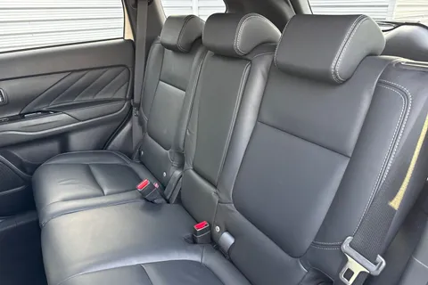 AJ19DRO Mitsubishi Outlander 2.4h TwinMotor 13.8kWh 4hs CVT 4WD Euro 6 (s/s) 5dr Thumbnail #18