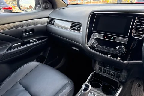 AJ19DRO Mitsubishi Outlander 2.4h TwinMotor 13.8kWh 4hs CVT 4WD Euro 6 (s/s) 5dr Thumbnail #19