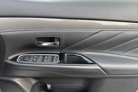 AJ19DRO Mitsubishi Outlander 2.4h TwinMotor 13.8kWh 4hs CVT 4WD Euro 6 (s/s) 5dr Thumbnail #20