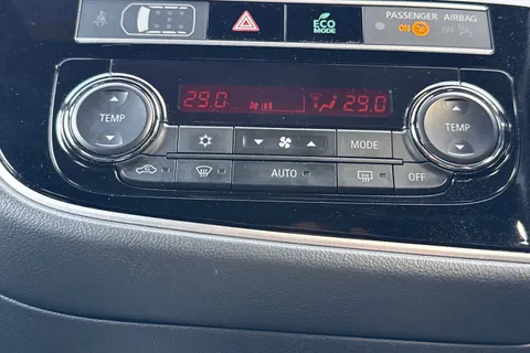 AJ19DRO Mitsubishi Outlander 2.4h TwinMotor 13.8kWh 4hs CVT 4WD Euro 6 (s/s) 5dr Thumbnail #21