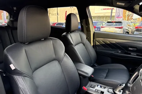 AJ19DRO Mitsubishi Outlander 2.4h TwinMotor 13.8kWh 4hs CVT 4WD Euro 6 (s/s) 5dr Thumbnail #23