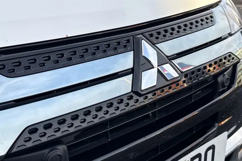 AJ19DRO Mitsubishi Outlander 2.4h TwinMotor 13.8kWh 4hs CVT 4WD Euro 6 (s/s) 5dr Thumbnail #25