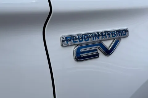 AJ19DRO Mitsubishi Outlander 2.4h TwinMotor 13.8kWh 4hs CVT 4WD Euro 6 (s/s) 5dr Thumbnail #26