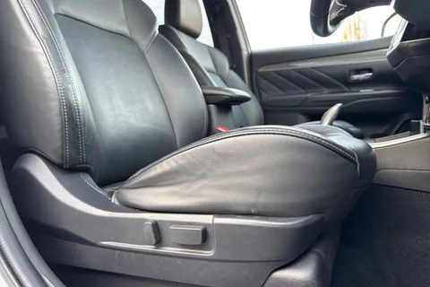 AJ19DRO Mitsubishi Outlander 2.4h TwinMotor 13.8kWh 4hs CVT 4WD Euro 6 (s/s) 5dr Thumbnail #37