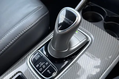 AJ19DRO Mitsubishi Outlander 2.4h TwinMotor 13.8kWh 4hs CVT 4WD Euro 6 (s/s) 5dr Thumbnail #48
