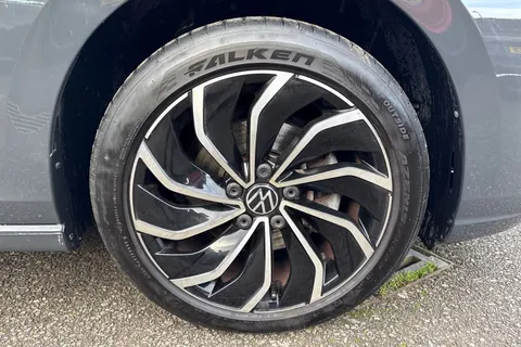 MT72UBP Volkswagen Golf 1.0 eTSI Life 5dr DSG Thumbnail #10