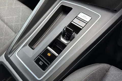 MT72UBP Volkswagen Golf 1.0 eTSI Life 5dr DSG Thumbnail #23