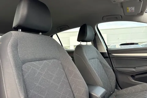 MT72UBP Volkswagen Golf 1.0 eTSI Life 5dr DSG Thumbnail #24