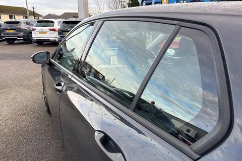 MT72UBP Volkswagen Golf 1.0 eTSI Life 5dr DSG Thumbnail #31