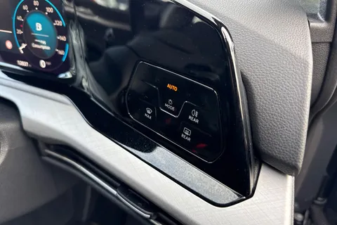 MT72UBP Volkswagen Golf 1.0 eTSI Life 5dr DSG Thumbnail #36