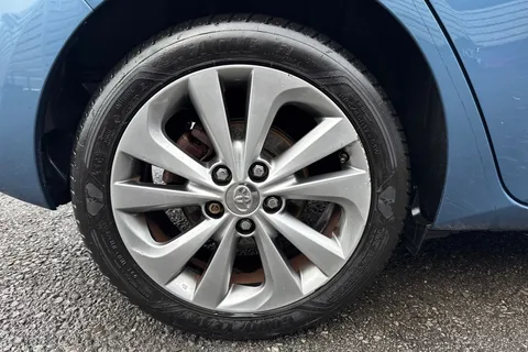 MT68KNE Toyota Auris 1.8 Hybrid Excel TSS 5dr CVT [Leather] Thumbnail #13