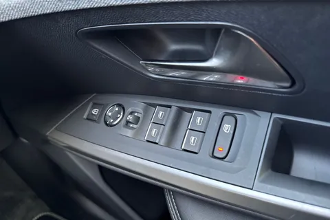 40 of 67 for PEUGEOT E-3008 97kWh GT Auto 5dr Long Range