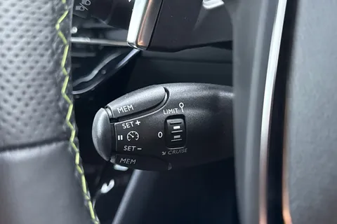 DE25TGV PEUGEOT 2008 1.2 HYBRID GT e-DSC6 Euro 6 (s/s) 5dr Thumbnail #41