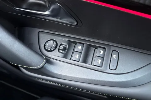 DE25TGV PEUGEOT 2008 1.2 HYBRID GT e-DSC6 Euro 6 (s/s) 5dr Thumbnail #42