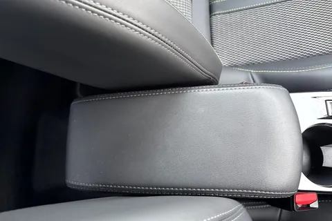 DE25TGV PEUGEOT 2008 1.2 HYBRID GT e-DSC6 Euro 6 (s/s) 5dr Thumbnail #58