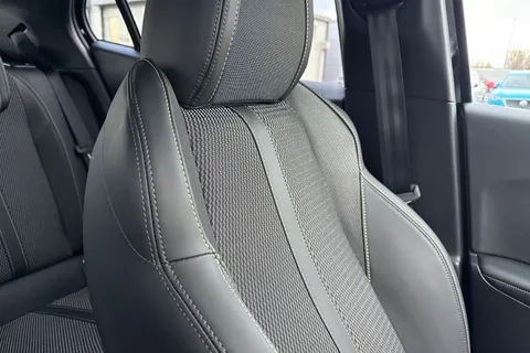 DE25TGV PEUGEOT 2008 1.2 HYBRID GT e-DSC6 Euro 6 (s/s) 5dr Thumbnail #60