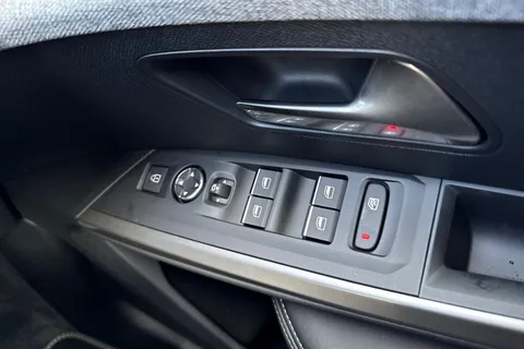 40 of 67 for PEUGEOT E-3008 73kWh GT Auto 5dr