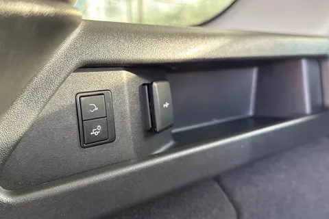 28 of 49 for Land Rover Discovery Sport 2.0 D200 R-Dynamic HSE 5dr