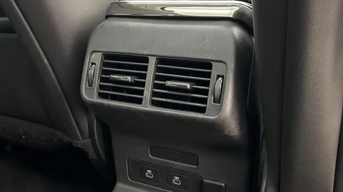 KT24WLJ Land Rover Range Rover Velar 2.0 D200 MHEV Dynamic SE 5dr Auto Thumbnail #17