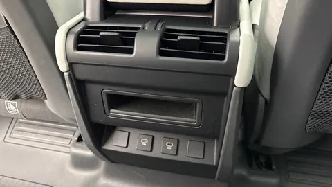 KR74WVV Land Rover Defender 2.0 P300e X-Dynamic HSE 110 5dr Auto Thumbnail #17