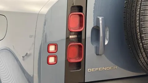 KR74WVV Land Rover Defender 2.0 P300e X-Dynamic HSE 110 5dr Auto Thumbnail #18