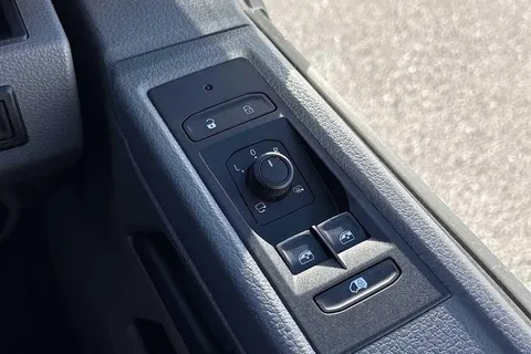 DE74WXM Volkswagen Transporter 2.0 TDI 110 Highline Van Thumbnail #40