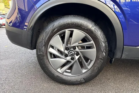 YH72FEK Nissan Qashqai 1.3 DiG-T MH 158 Acenta Premium 5dr Xtronic Thumbnail #6