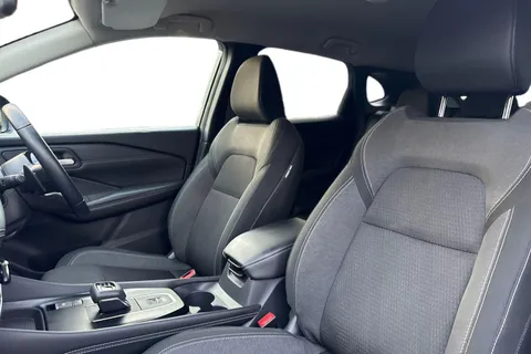 DV72JXR Nissan Qashqai 1.3 DiG-T MH 158 N-Connecta 5dr Xtronic Thumbnail #10