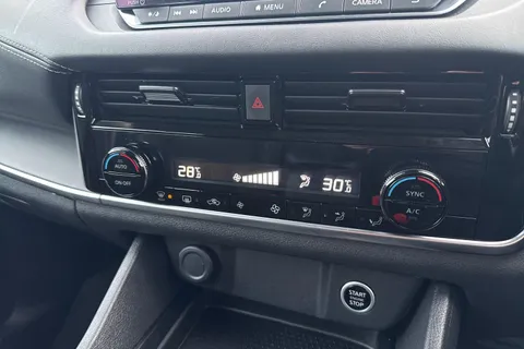 YH72FEK Nissan Qashqai 1.3 DiG-T MH 158 Acenta Premium 5dr Xtronic Thumbnail #18