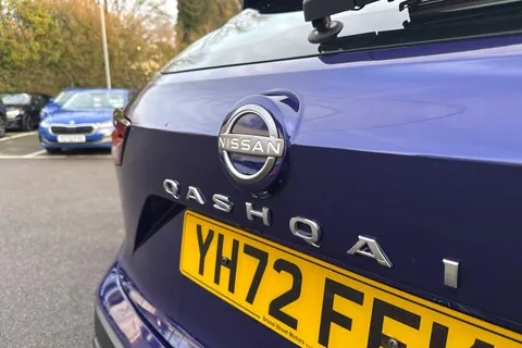 YH72FEK Nissan Qashqai 1.3 DiG-T MH 158 Acenta Premium 5dr Xtronic Thumbnail #24
