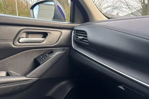 YH72FEK Nissan Qashqai 1.3 DiG-T MH 158 Acenta Premium 5dr Xtronic Thumbnail #42