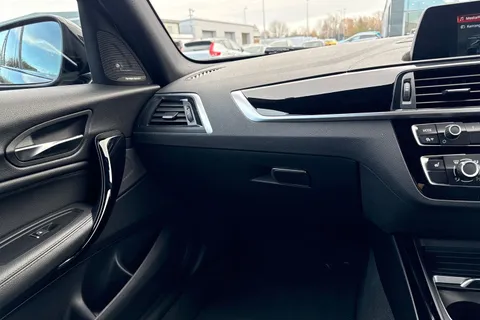 LY19HJG BMW 1 Series 1.5 118i GPF M Sport Shadow Edition Euro 6 (s/s) 5dr Thumbnail #19