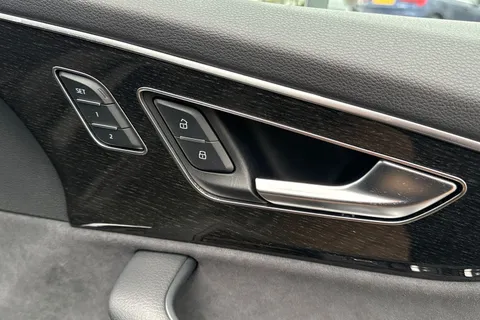 44 of 66 for Audi Q7 SUV Black Edition 55 TFSI quattro 340 PS tiptronic