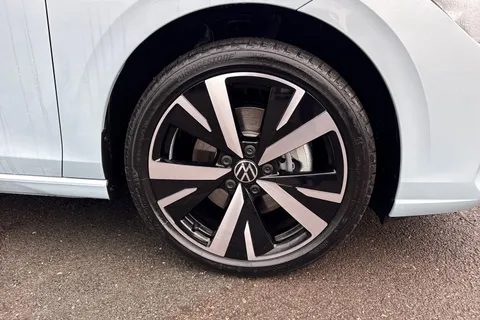 DK75YNN Volkswagen Golf 1.5 TSI 204 Style eHybrid 5dr DSG ⭐ 18' Catania alloy, Winter Pack, Area vi Thumbnail #14