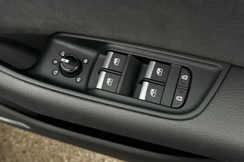 21 of 43 for Audi Q8 SUV S line 55 TFSI quattro 340 PS tiptronic