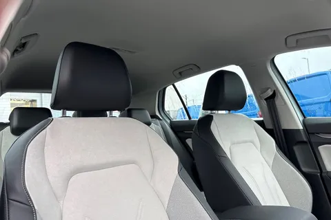 DK75YNN Volkswagen Golf 1.5 TSI 204 Style eHybrid 5dr DSG ⭐ 18' Catania alloy, Winter Pack, Area vi Thumbnail #25